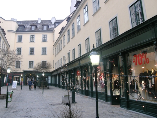 Aussenlampen Einkaufsstraße Wien