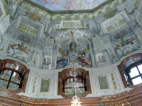 Antike Kronleuchterlampen eines historischen Gebäudes in Wien